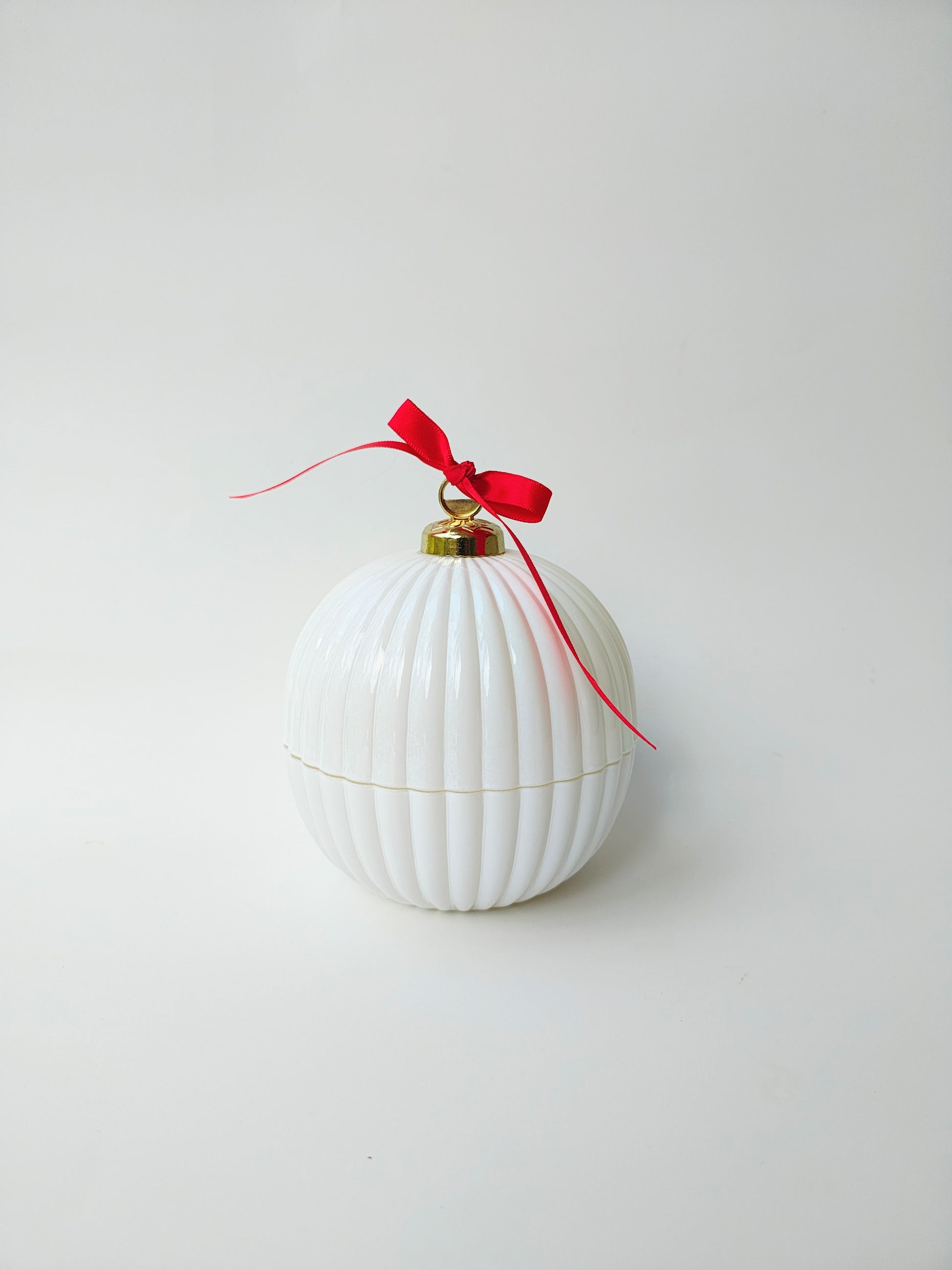 White ceramic Australian Christmas bauble candle

Hand-poured spice and sugar candle for summer Christmas

Cinnamon and clove Christmas candle in ceramic bauble